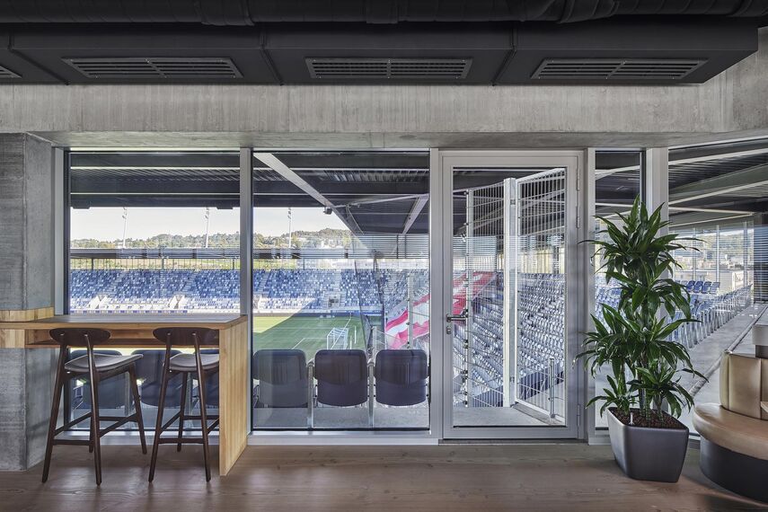 thermfix vario Vliesgevels, fuego light Ramen, unico Deuren, fuego light Deuren and unico Ramen - Voetbalstadion La Tuillière, Lausanne located in Lausanne, Zwitserland