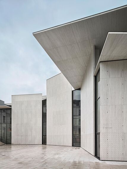 unico Ramen and thermfix vario Vliesgevels - Le Signe, Nationaal Centrum voor Grafisch Ontwerp located in Chaumont, Frankrijk