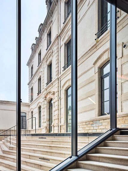 unico Ramen and thermfix vario Vliesgevels - Le Signe, Nationaal Centrum voor Grafisch Ontwerp located in Chaumont, Frankrijk