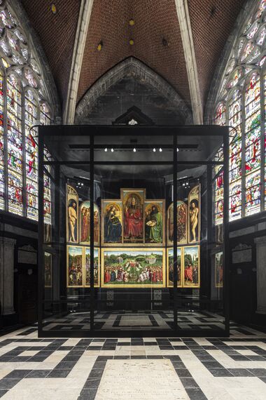 Vitrine avec forster unico autour de l’œuvre L’Agneau Mystique