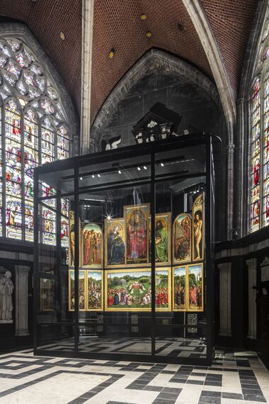 Vitrine avec forster unico autour de l’œuvre L’Agneau Mystique