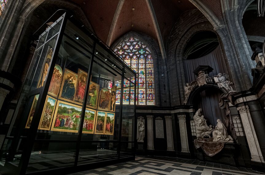Vitrine avec forster unico autour de l’œuvre L’Agneau Mystique