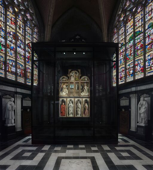 Vitrine avec forster unico autour de l’œuvre L’Agneau Mystique