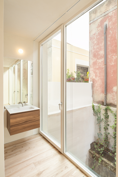 unico Deuren and unico Ramen - Alba, Lissabon located in Lisbon, Portugal