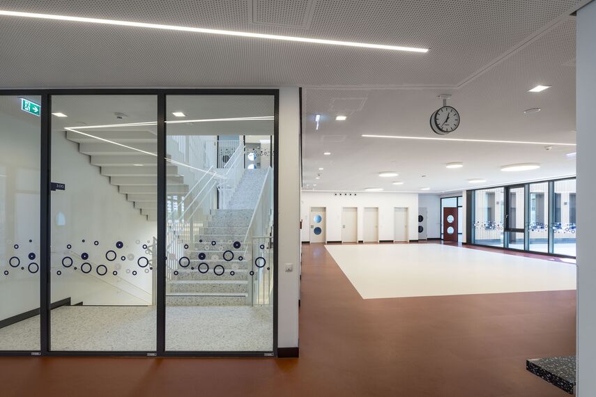 thermfix vario Murs-rideaux, fuego light Fenêtres, presto 50 Portes and unico Portes - Olly-Schwarz-Schule à Vienne located in Wien, Autriche