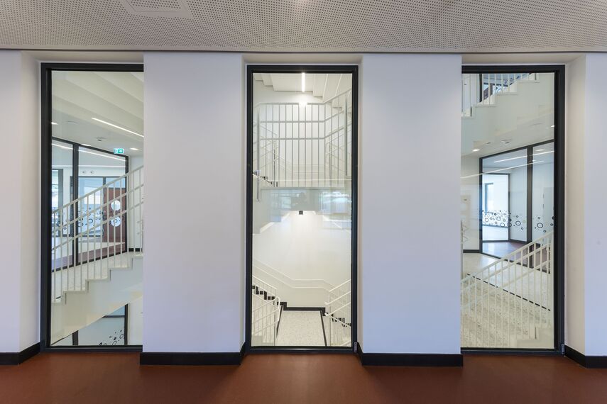 thermfix vario Murs-rideaux, fuego light Fenêtres, presto 50 Portes and unico Portes - Olly-Schwarz-Schule à Vienne located in Wien, Autriche