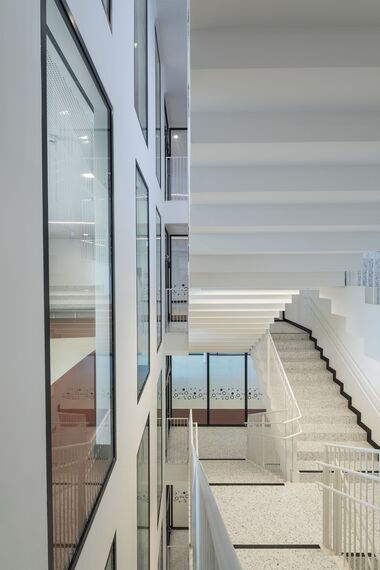 thermfix vario Murs-rideaux, fuego light Fenêtres, presto 50 Portes and unico Portes - Olly-Schwarz-Schule à Vienne located in Wien, Autriche