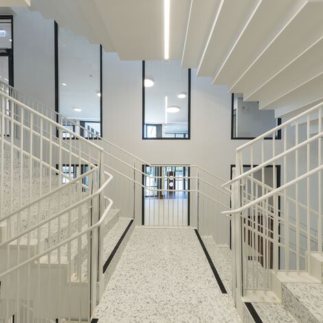 thermfix vario Murs-rideaux, fuego light Fenêtres, presto 50 Portes and unico Portes - Olly-Schwarz-Schule à Vienne located in Wien, Autriche