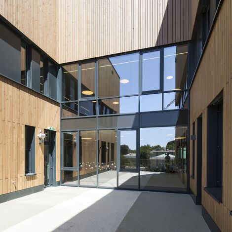 thermfix vario Murs-rideaux, fuego light Fenêtres, presto 50 Portes and unico Portes - Olly-Schwarz-Schule à Vienne located in Wien, Autriche