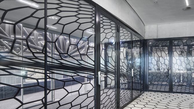 Brandwerend schrijnwerk met patroon in de beglazing