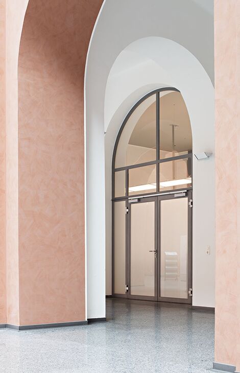 Publiek gebouw met forster stalen binnendeur