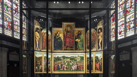 Vitrine avec forster unico autour de l’œuvre L’Agneau Mystique